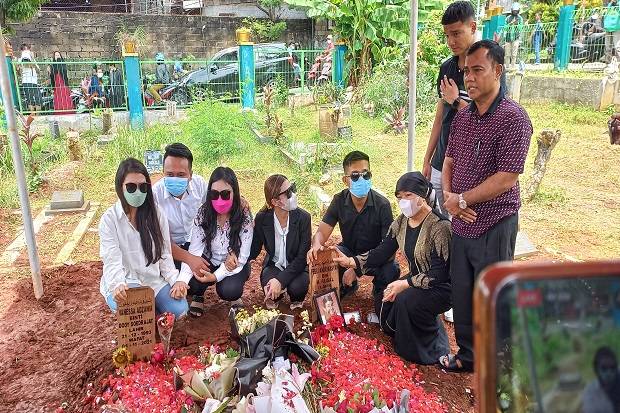 Viral Mertua Vanessa Ziarah di Luar Pemakaman, Penjaga TPU: Mereka Datangnya Subuh