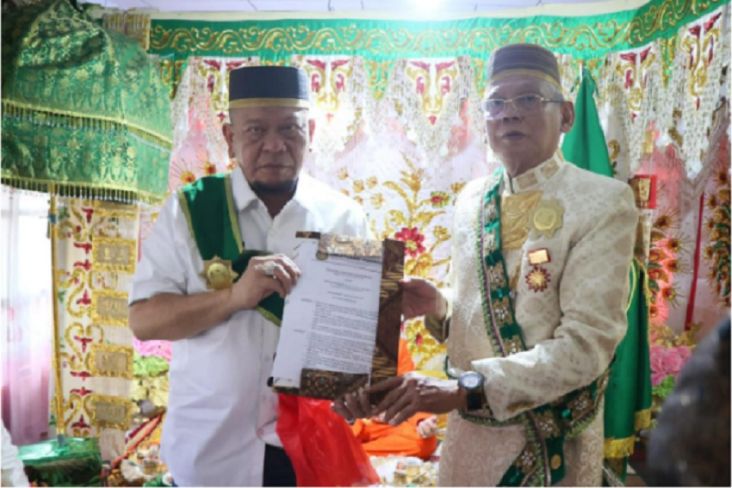 Ketua DPD RI Dianugerahi Gelar Adat Petta Punggawae To Mappatunru dari Addatuang Sidenreng
