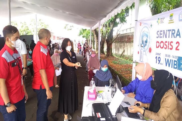 Ratusan Warga Antusias Ikuti Vaksinasi Kedua Lotte Mart dan MNC Peduli di Kota Bandung