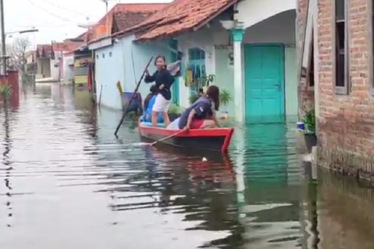 Seminggu Direndam Banjir Rob, Warga Degayu Pekalongan Belum Dapat Bantuan Logistik