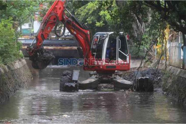 Antisipasi Banjir, Pemkot Jaksel Keruk Kali Pesanggrahan