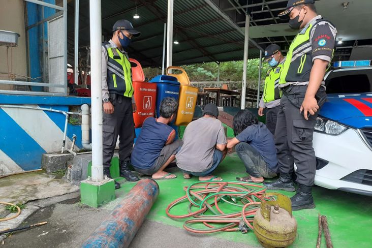 PJR Tangkap Basah 3 Pencuri Besi Proyek Kereta Api Cepat di Tol Cibatu