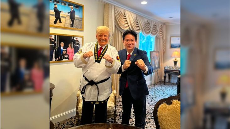 Seperti Putin, Trump Dianugerahi Sabuk Hitam Taekwondo oleh Akademi Korsel