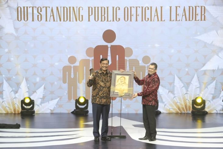 Luhut Pandjaitan Terima Penghargaan dari Indonesia Awards 2021