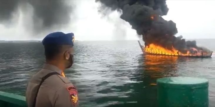Kapal Kayu Pengangkut BBM Ludes Terbakar di Perairan Lingga