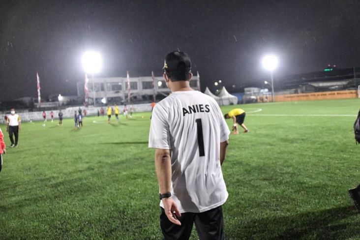 Intip Gaya Anies Jajal Lapangan Bola Berkualitas Internasional di Perkampungan Jakarta