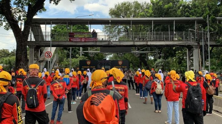 Buruh Bergerak Menuju Istana Presiden, Jalan Medan Merdeka Barat Ditutup