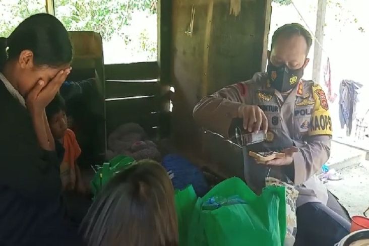 Trenyuh Lihat Keluarga Pemulung, Kapolres Bungo Janji Didik Gadis Ini Jadi Polwan