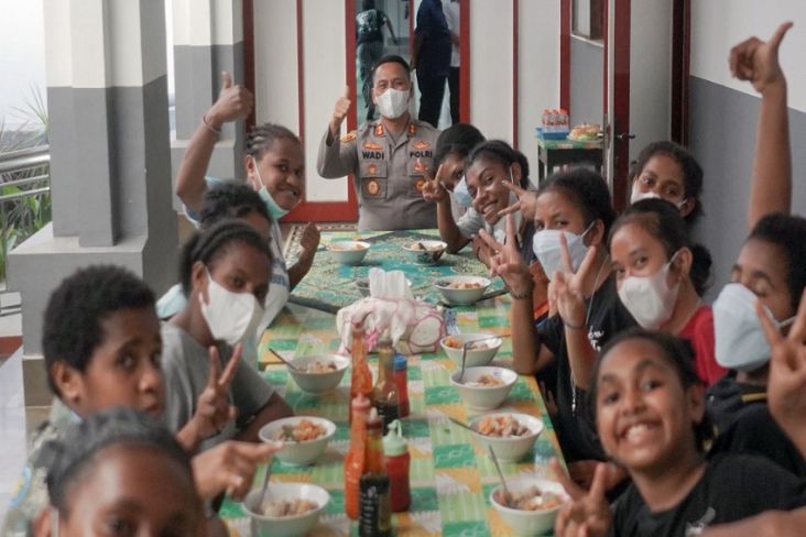 Datangi Asrama Putri Santo Yoseph, Kapolres Ini Beri Semangat Anak-anak Asuh Asal Papua