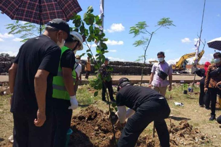 Kurangi Bau dan Erosi, Puluhan Pohon Ditanam di TPA Cipeucang