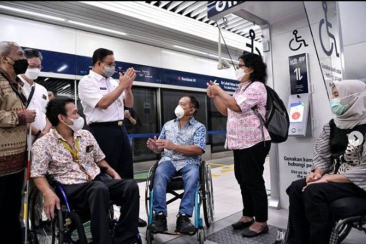 Anies Luncurkan DINA Fasilitas Digital Bagi Penyandang Disabilitas di Stasiun MRT
