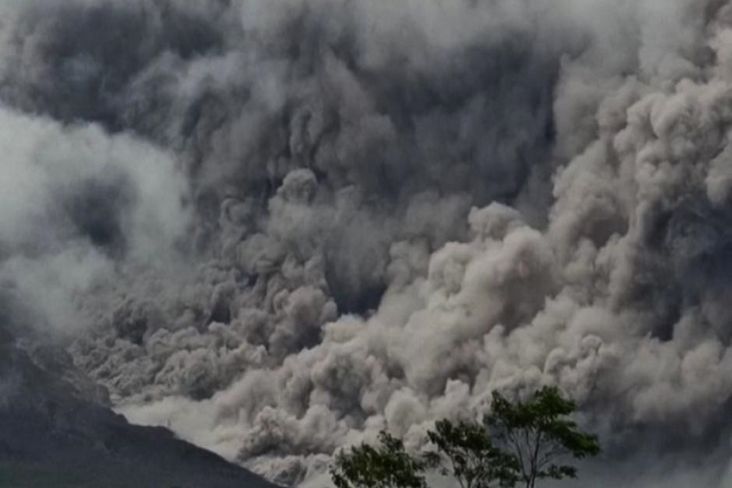 BNPB Masih Berupaya Evakuasi Penambang Pasir yang Terjebak Erupsi Gunung Semeru