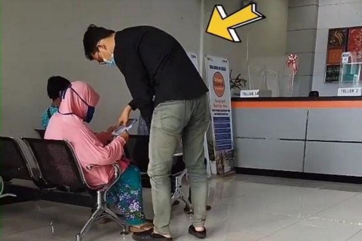 Hati Netizen Tersentuh Lihat Kebaikan CS Bank BRI Layani Ibu Susah Berjalan