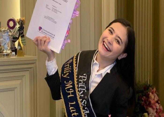 Lulusan Terbaik di London School of Public Relations, Prilly Latuconsina Sering Nangis saat Jalani Tugas Akhir