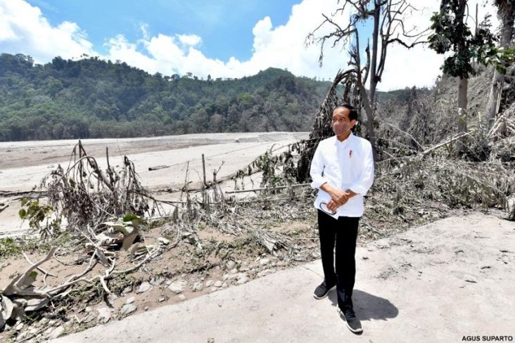 Di Lokasi Terdampak Erupsi Semeru, Jokowi Sampaikan Dukacita