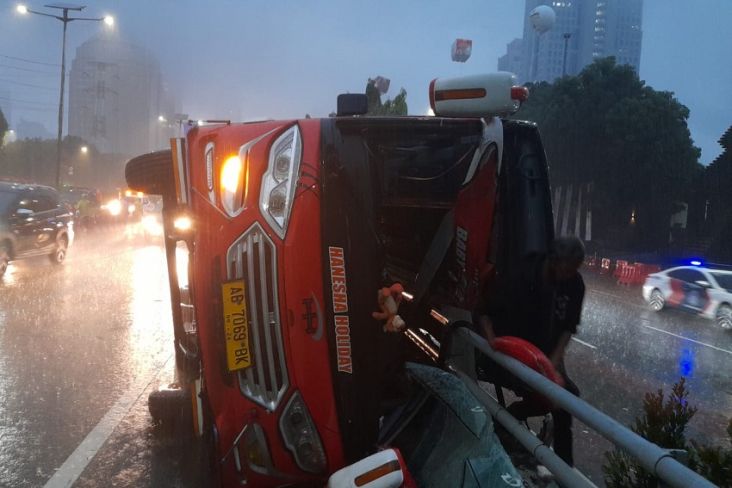 Hujan Deras, Bus Pariwisata Terguling di Semanggi Arah Tomang
