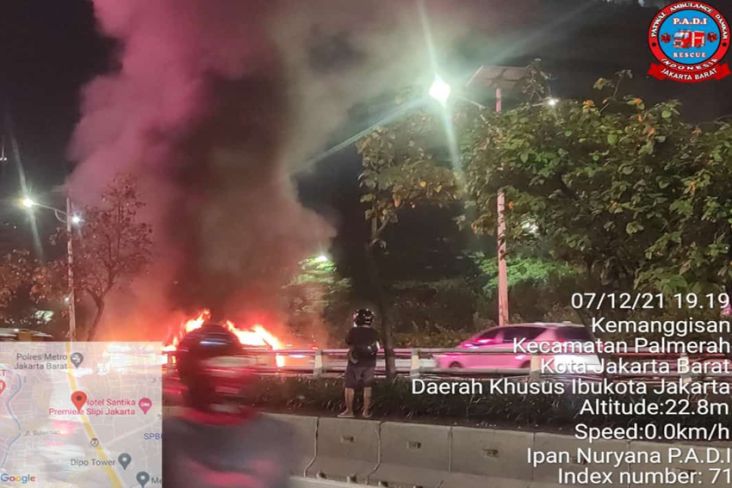 Diduga Korsleting Listrik, Mobil HRV Terbakar di Tol Dalam Kota Slipi
