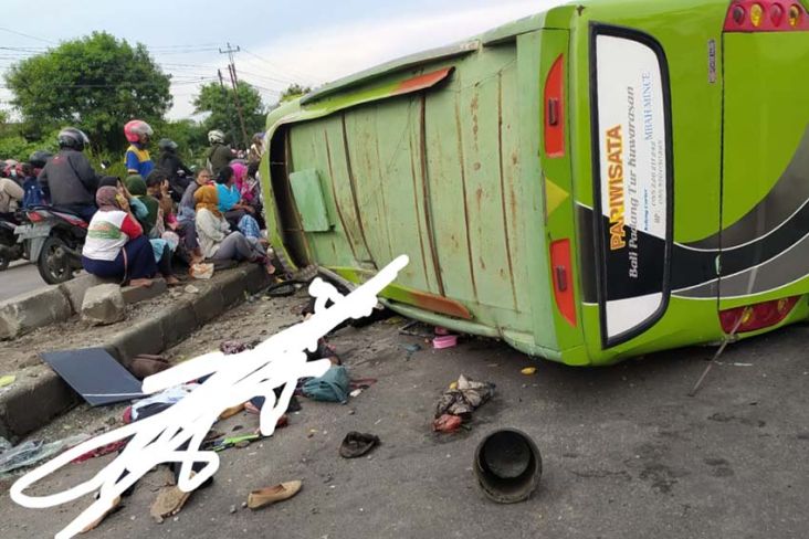 Minibus Angkut Karyawan Pabrik Terguling di Demak, 3 Penumpang Tewas