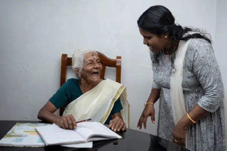 Kisah Kuttiyamma, Wanita yang Baru Belajar Membaca di Usia 104 Tahun