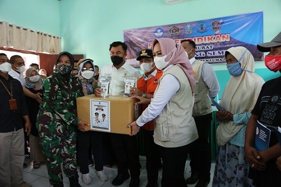 Apkasi Serahkan Bantuan Rp200 Juta untuk Korban Erupsi Semeru