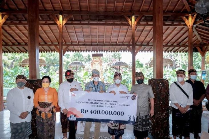 Dorong Pemulihan Parekraf, Menparekraf Sandiaga Serahkan Bantuan bagi Seniman Bali