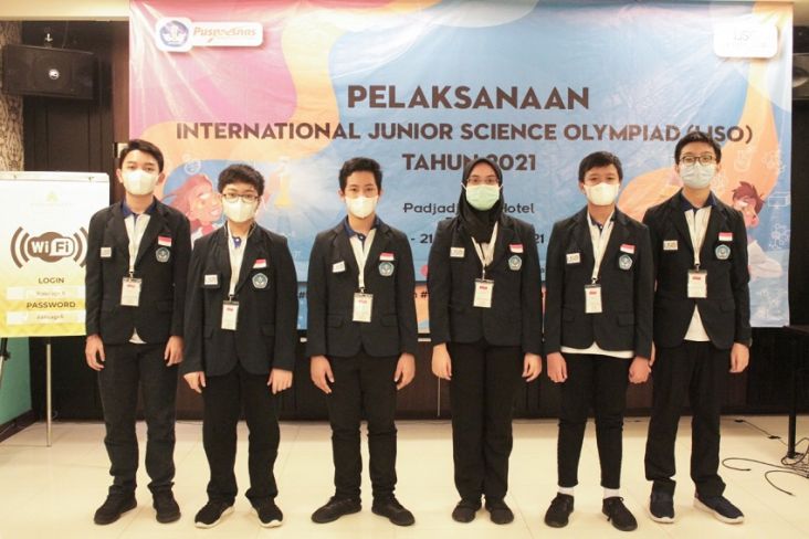 Diikuti 59 Negara, 6 Siswa SMP Borong 6 Medali pada Olimpiade Sains di UEA