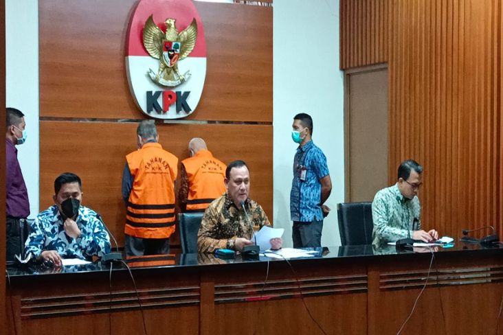 KPK Tahan Paksa Mantan Wali Kota Banjar Herman Sutrisno