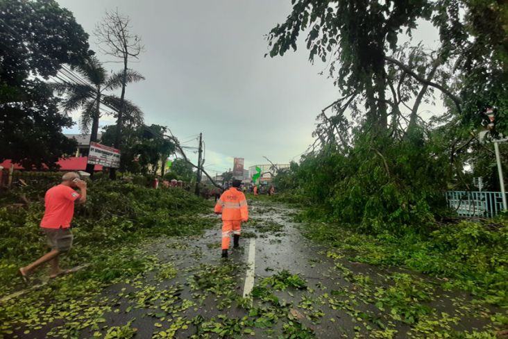 Hujan dan Angin Kencang Landa Tangerang, Gapura Pasar Lama Ambruk