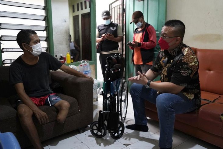 Meski Pandemi, Anggota DPRD DKI Kenneth Tetap Konsisten Bagi-bagi Kursi Roda