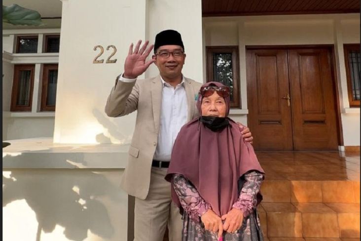 Rayakan Hari Ibu, Ridwan Kamil Ajak Ibunda Nostalgia Keliling Bandung