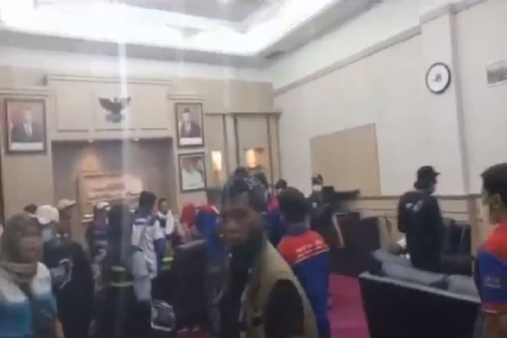 Gubernur Banten Copot Kepala Satpol PP Gegara Kantornya Diduduki Buruh