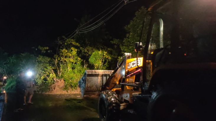 Akibat Hujan Deras, Longsor Tutup Jalan Lintas Lahat-Pagaralam