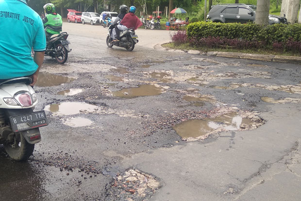 Jalan Raya Bogor Rusak Akibat Pipa Air Bocor, Membahayakan Pengendara