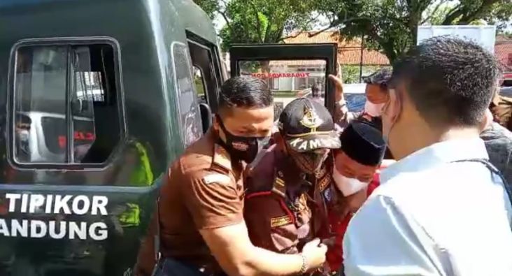 Predator Santriwati Herry Wirawan Dituntut Hukuman Mati!