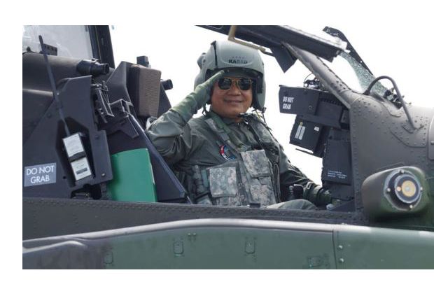 Diragukan Pimpin TNI-AD, Dudung Abdurachman Terbangkan Heli Apache