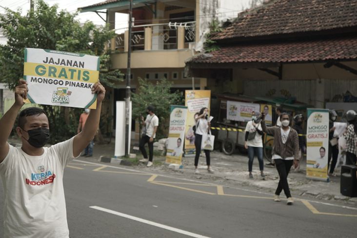 Ajak Masyarakat Belanja di UMKM, Komunitas Usaha Binaan Airlangga Borong Jajanan PKL