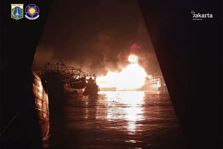 Kapal Terbakar di Pelabuhan Muara Angke Akibat Korsleting Listrik