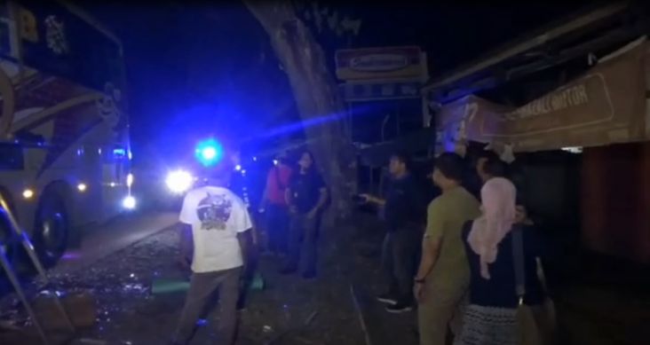 Bus Diserang dan Dirusak OTK, Rombongan DPRD Lutim Telantar di Jalur Trans Sulawesi