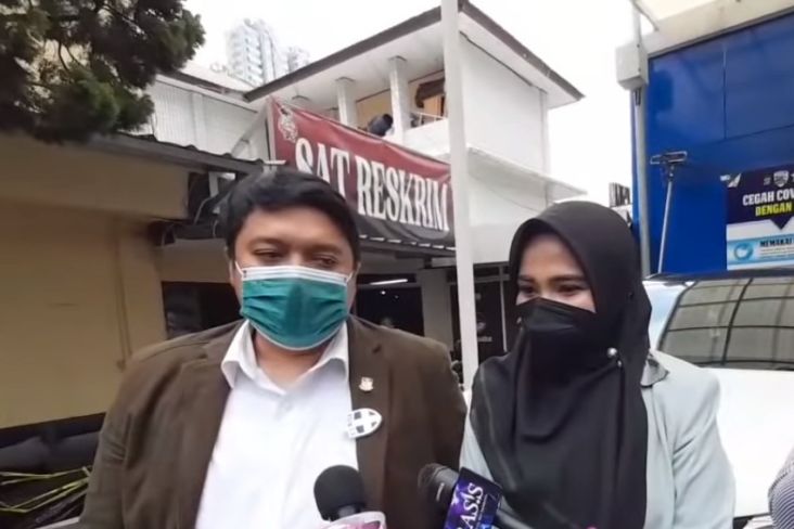 Dipolisikan Kuasa Hukum Bambang Pamungkas, Amalia Fujiawati Datangi Polres Depok