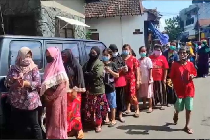 Perjuangan Emak-emak di Surabaya Dapatkan Minyak Goreng Murah