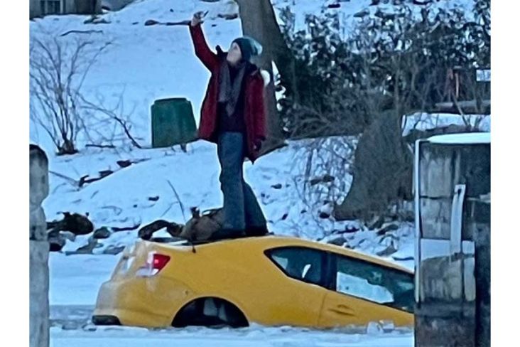 Viral! Mobilnya Tenggelam ke Sungai Es, Wanita Ini Malah Asyik Berfoto Selfie