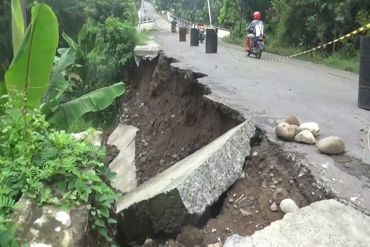 Diguyur Hujan Lebat, Talud Jalan Antar Kabupaten di Magetan Longsor