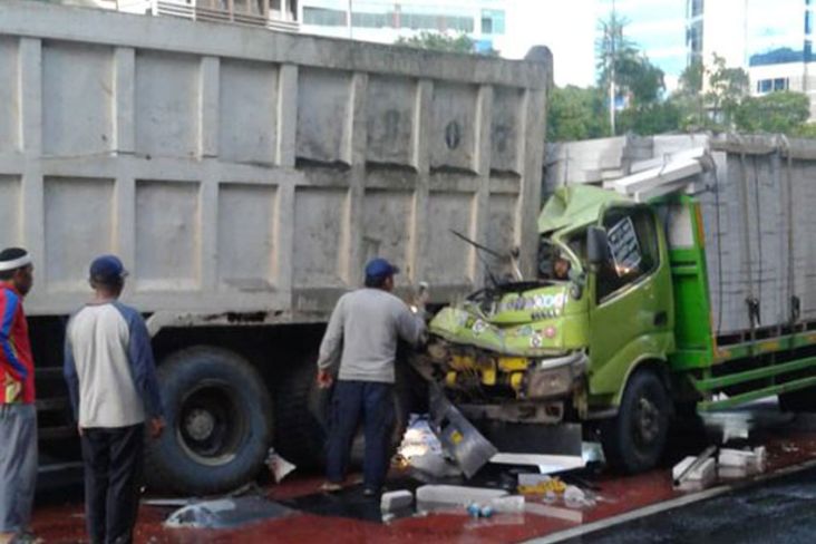 Kecelakaan Dua Truk di Jalan Gatot Subroto Diduga karena Kurang Konsentrasi