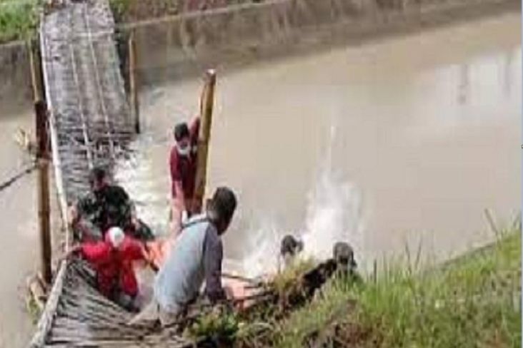 Jembatan Ambruk saat Evakuasi Korban Tenggelam, Pembawa Jenazah Berjatuhan ke Sungai