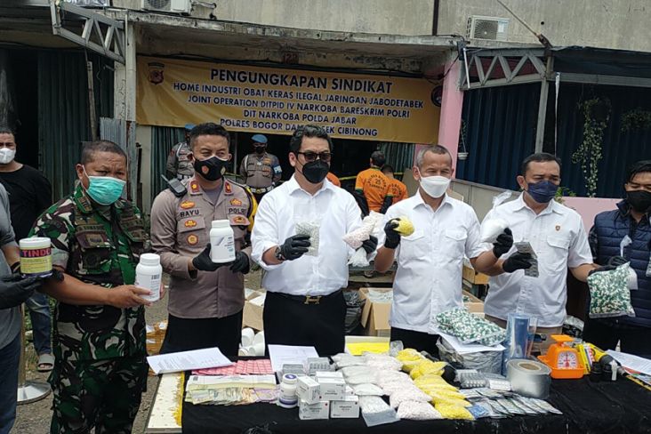 Gerebek Home Industry Obat Keras Ilegal di Bogor, Polisi Sita Jutaan Pil