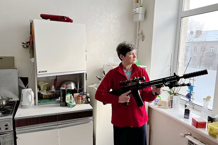 Waswas Pecah Perang, Ibu di Ukraina Beli Senapan Sniper