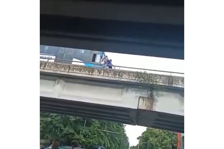 Heroik! Sopir Bus Transjakarta Ini Selamatkan Wanita yang Hendak Bunuh Diri di Atas Jembatan