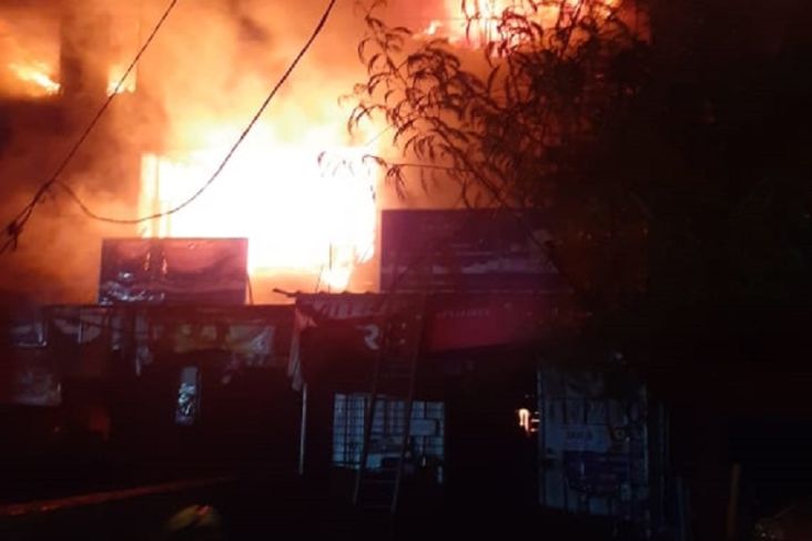 Kebakaran Hanguskan 3 Ruko di Pasar Cengkareng, Kerugian Rp3 Miliar