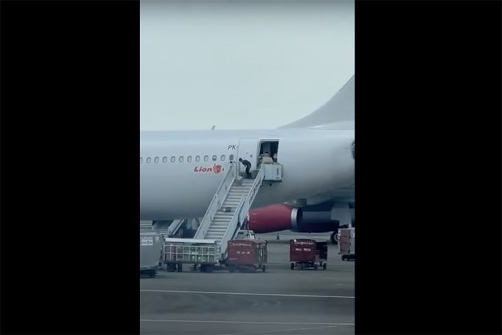 Viral! Beredar Video Paket Dilempar dari Pesawat Lion Air