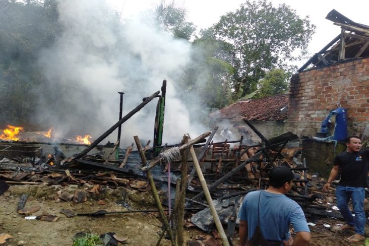 Korsleting Listrik, Rumah Janda di Sukabumi Ludes Terbakar